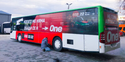 Автобус налепен от таксиметрова компания One в Пловдив