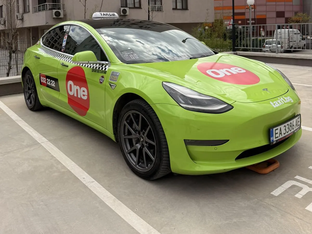 Tesla Model 3 – електрическо такси One в Пловдив, поръчка през One App